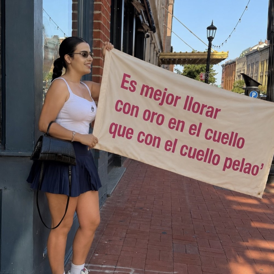Es mejor llorar con oro en el cuello — banner on Washington Street